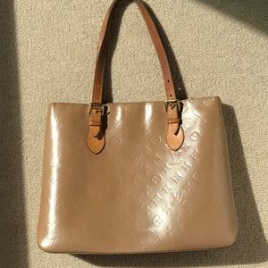 Louis Vuitton Vernis Tote in cream.